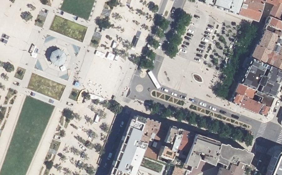 Vue aérienne du Rond-point anonyme n°268231186