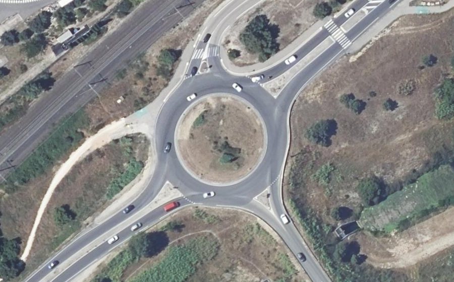 Vue aérienne du Rond-point anonyme n°268235779