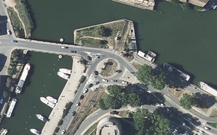 Vue aérienne du Rond-point anonyme n°268256360