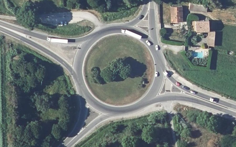 Vue aérienne du Rond-point anonyme n°268256363