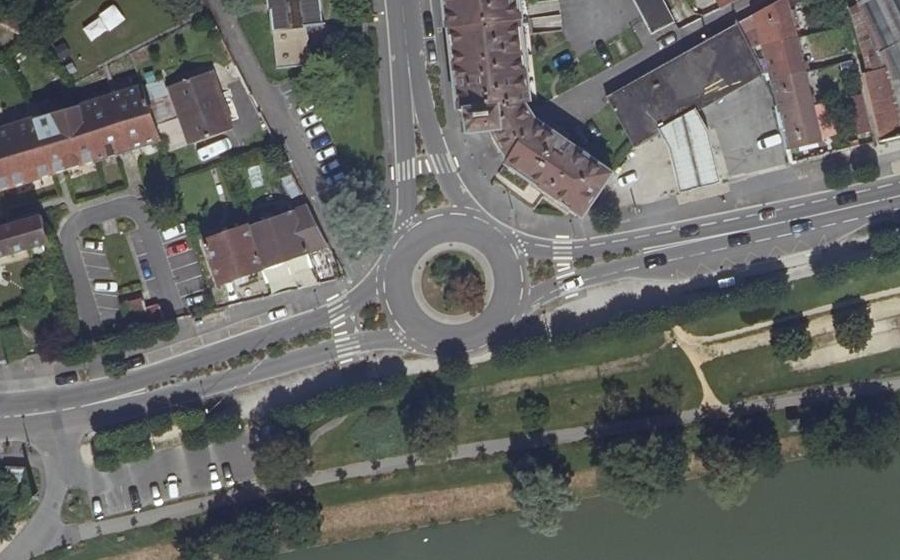 Vue aérienne du Rond-point anonyme n°268274776