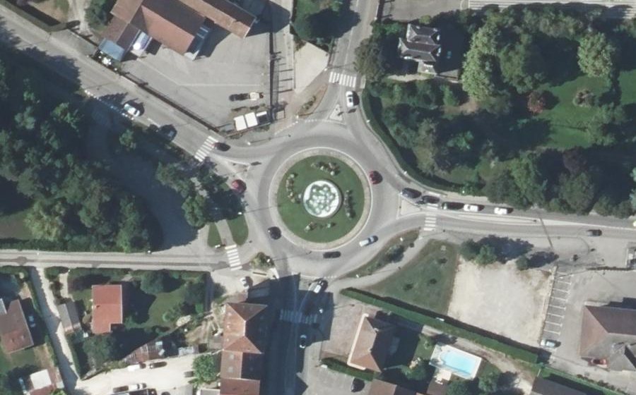 Vue aérienne du Rond-point anonyme n°268396994
