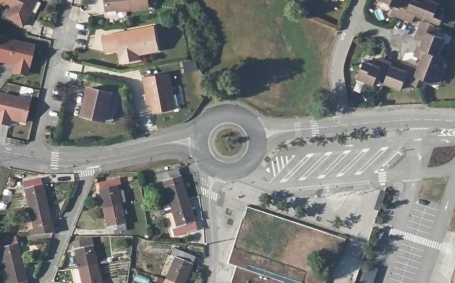 Vue aérienne du Rond-point anonyme n°268396997