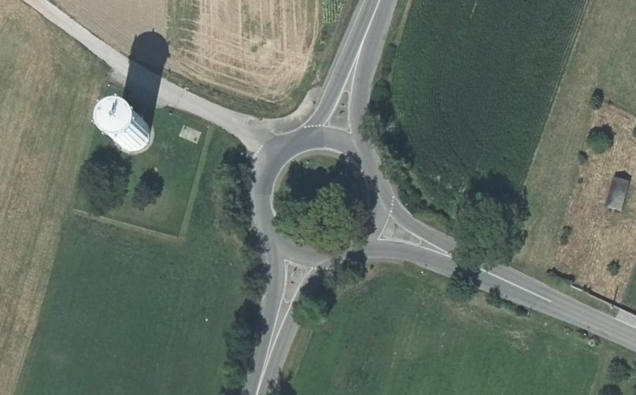 Vue aérienne du Rond-point anonyme n°26840349
