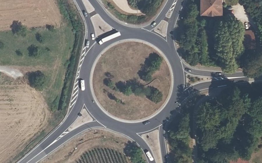 Vue aérienne du Rond-point anonyme n°268456391