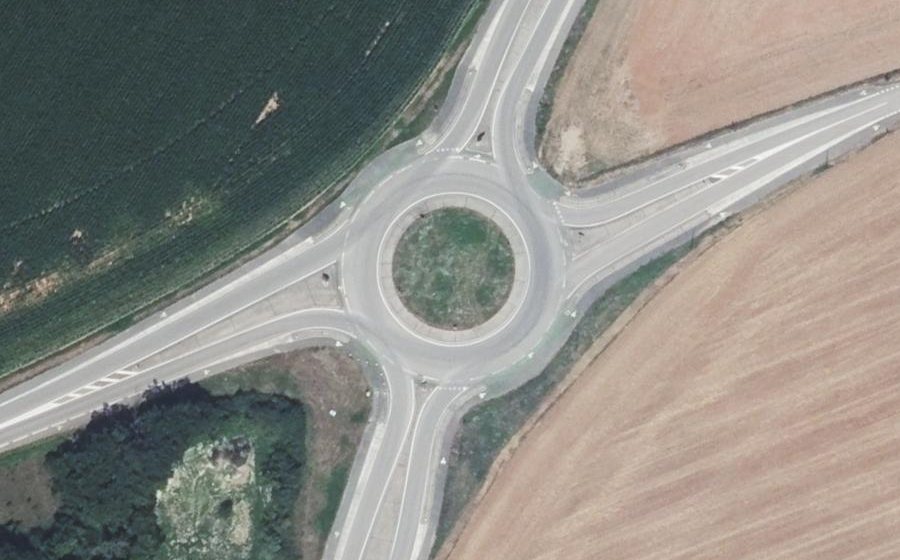 Vue aérienne du Rond-point anonyme n°268460367
