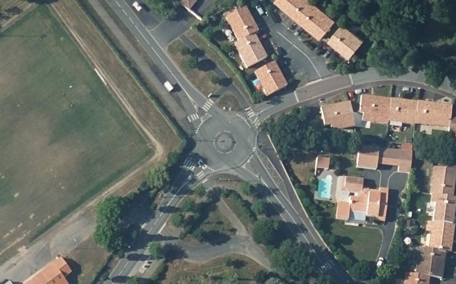 Vue aérienne du Rond-point anonyme n°268477329