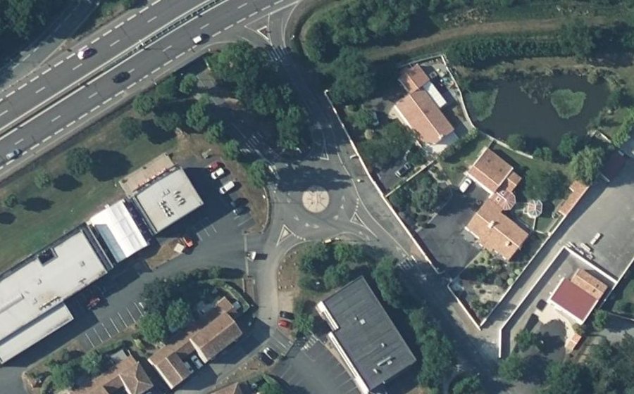 Vue aérienne du Rond-point anonyme n°268511074