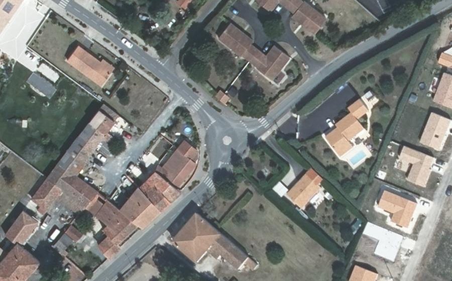 Vue aérienne du Rond-point anonyme n°268517441
