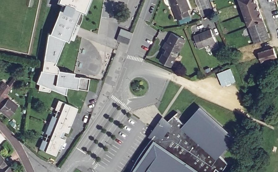 Vue aérienne du Rond-point anonyme n°268661621