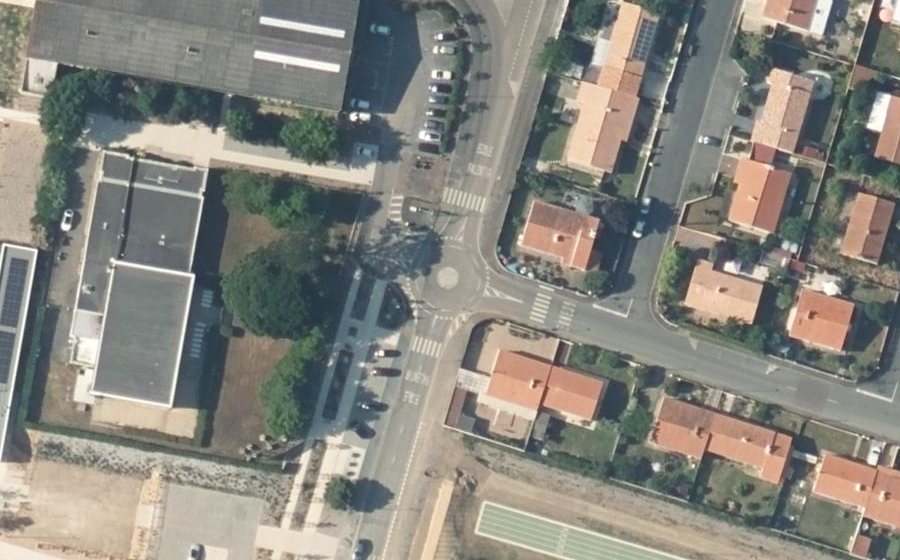 Vue aérienne du Rond-point anonyme n°268717057