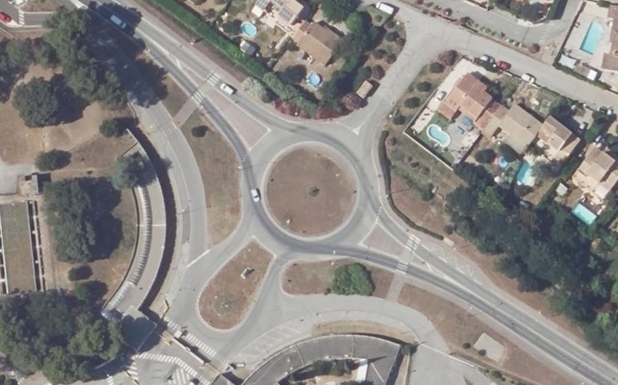 Vue aérienne du Rond-point anonyme n°268729538