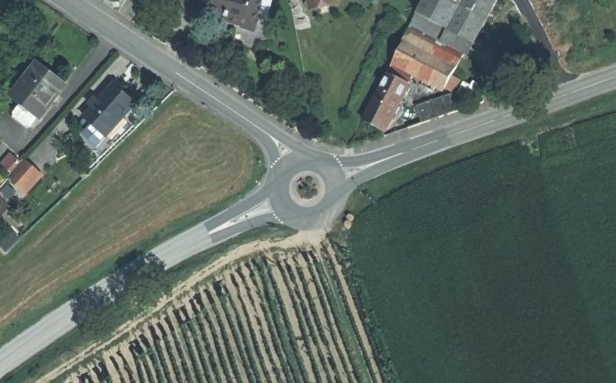 Vue aérienne du Rond-point anonyme n°26875489