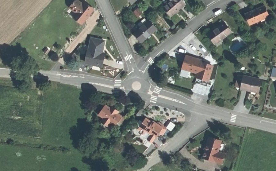 Vue aérienne du Rond-point anonyme n°26875495