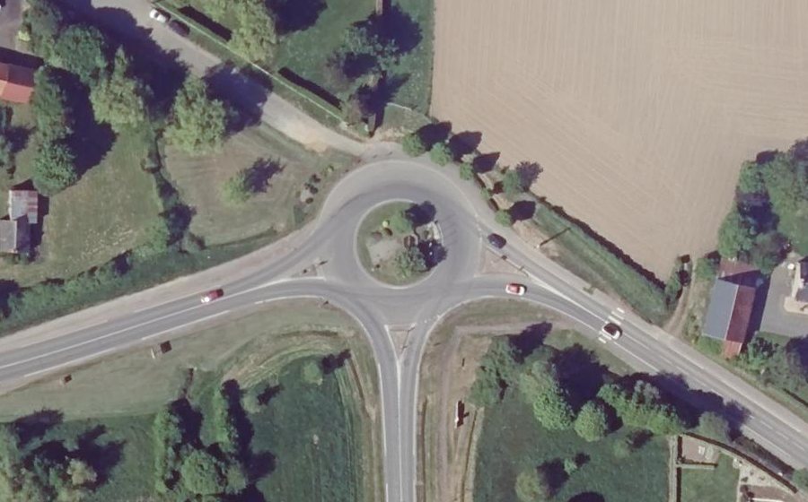 Vue aérienne du Rond-point anonyme n°26878623