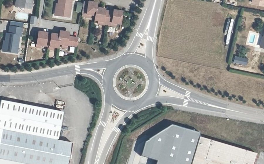 Vue aérienne du Rond-point anonyme n°268924743