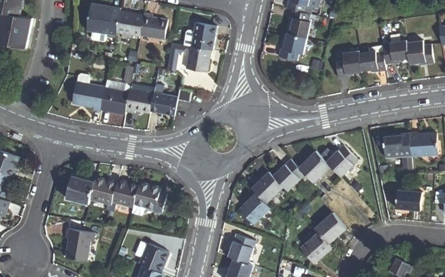 Vue aérienne du Rond-point anonyme n°268954781