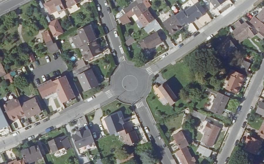 Vue aérienne du Rond-point anonyme n°268978087