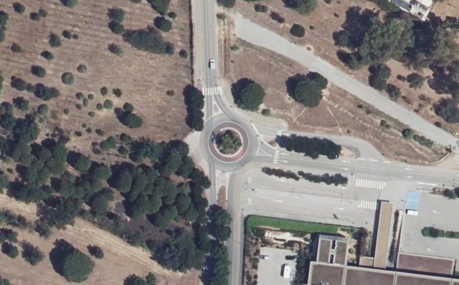 Vue aérienne du Rond-point anonyme n°269095890