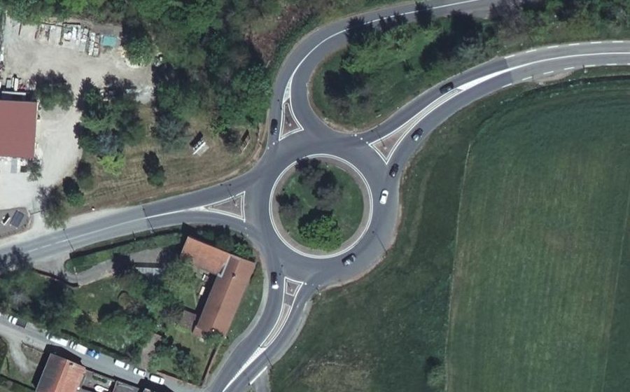 Vue aérienne du Rond-point anonyme n°269299578