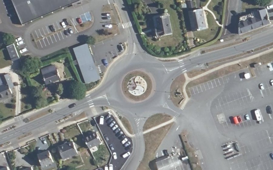 Vue aérienne du Rond-point anonyme n°26931028
