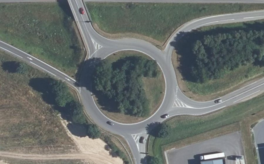Vue aérienne du Rond-point anonyme n°26931114