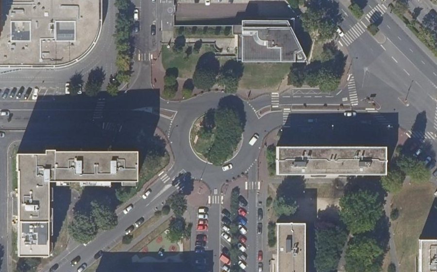 Vue aérienne du Rond-point anonyme n°269336148