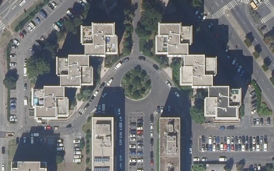 Vue aérienne du Rond-point anonyme n°269336149