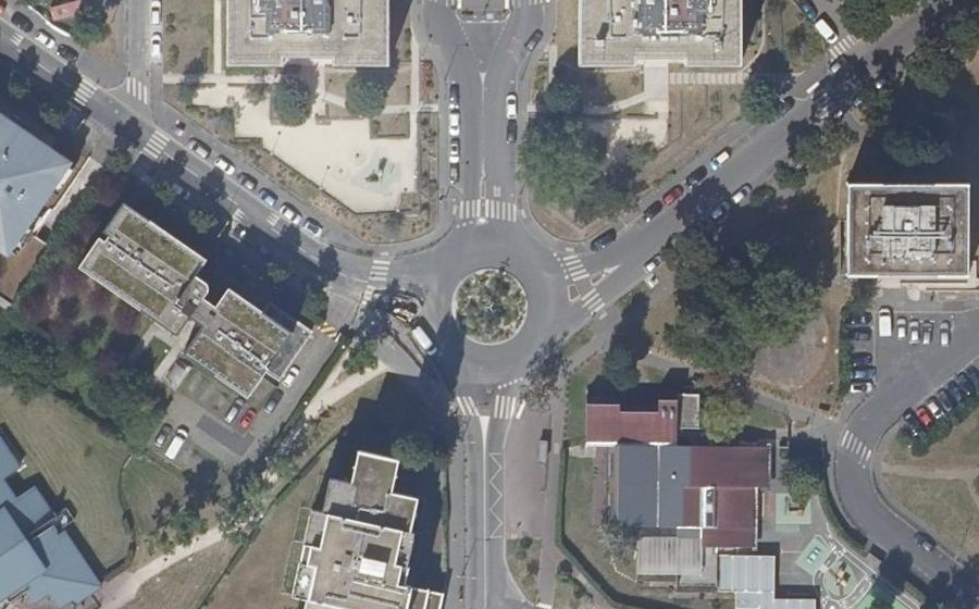 Vue aérienne du Rond-point anonyme n°269336150