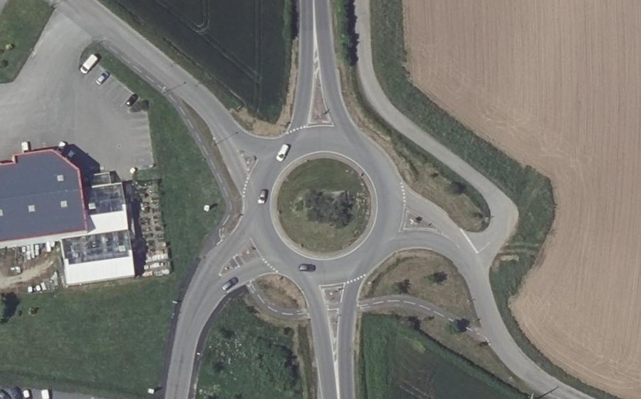Vue aérienne du Rond-point anonyme n°26936876