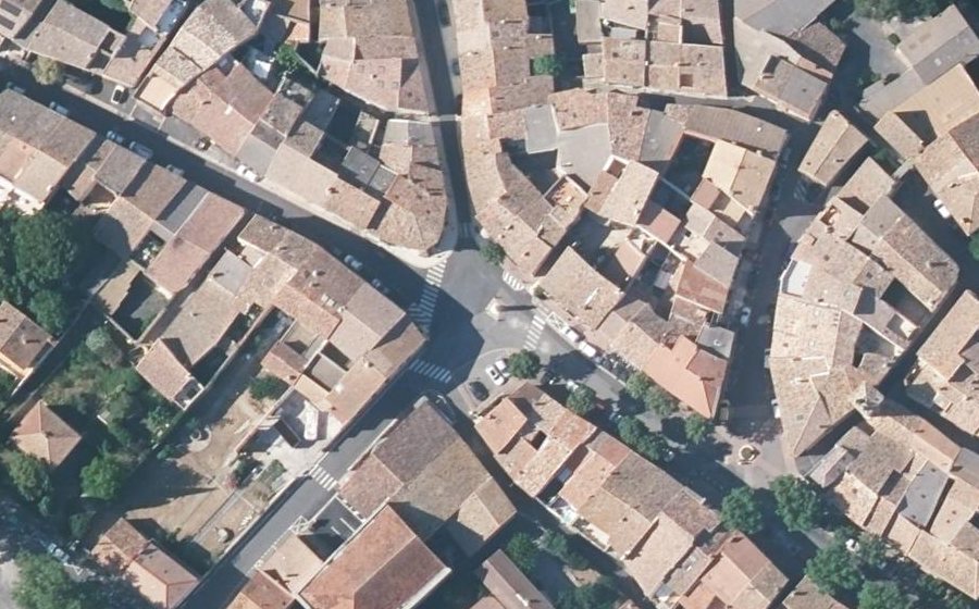 Vue aérienne du Rond-point anonyme n°269440974