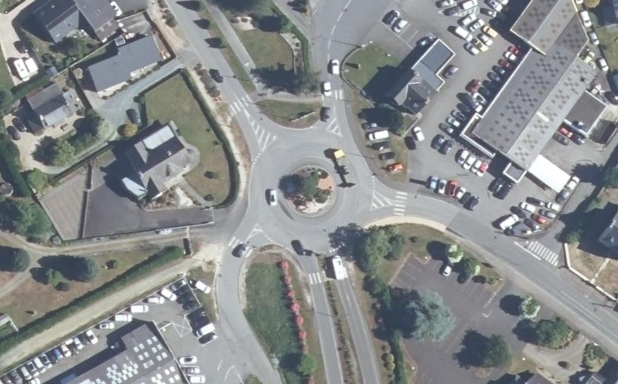 Vue aérienne du Rond-point anonyme n°26971130