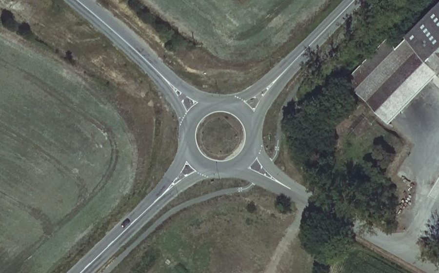 Vue aérienne du Rond-point anonyme n°26973950