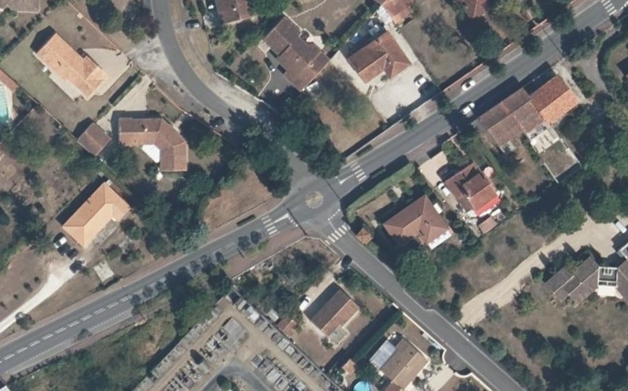 Vue aérienne du Rond-point anonyme n°269741152