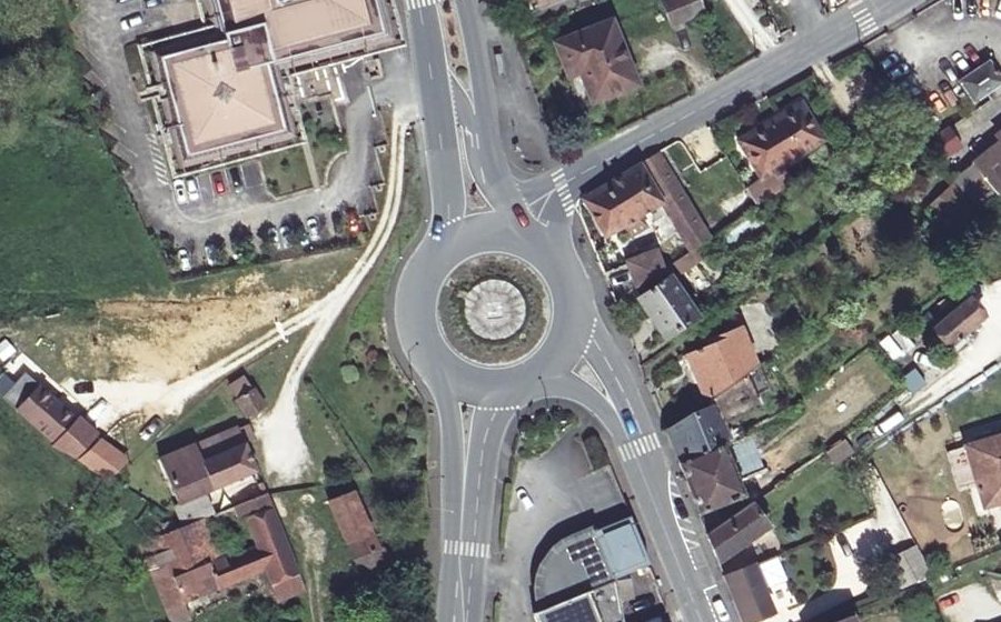 Vue aérienne du Rond-point anonyme n°26978179