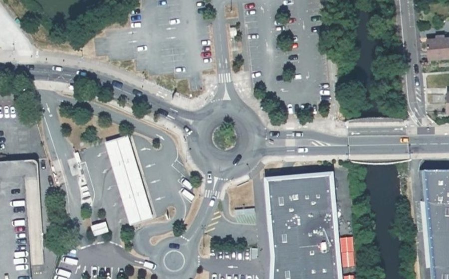 Vue aérienne du Rond-point anonyme n°26978709