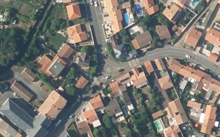 Vue aérienne du Rond-point anonyme n°270071792