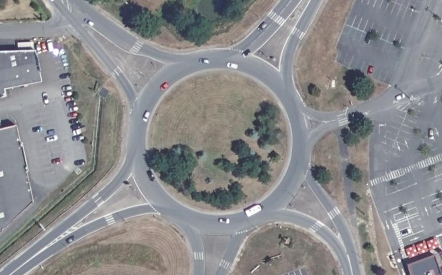 Vue aérienne du Rond-point anonyme n°27011063