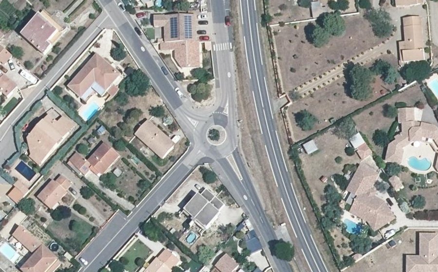 Vue aérienne du Rond-point anonyme n°270188969