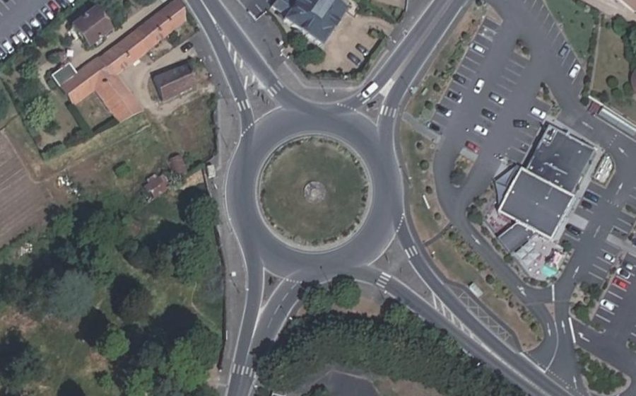 Vue aérienne du Rond-point anonyme n°27019202