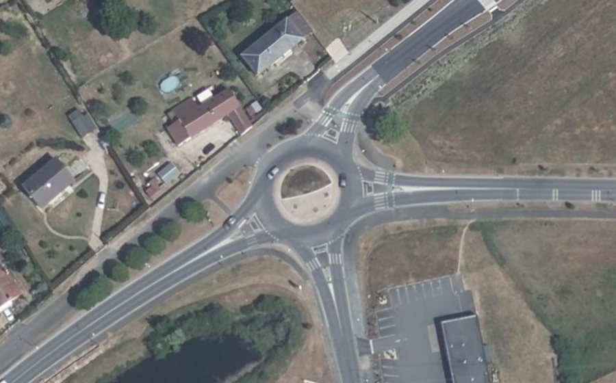 Vue aérienne du Rond-point anonyme n°27020272