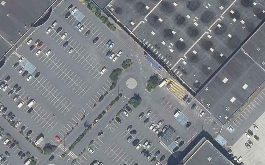 Vue aérienne du Rond-point anonyme n°270293652