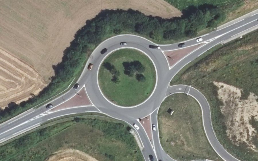 Vue aérienne du Rond-point anonyme n°27034148