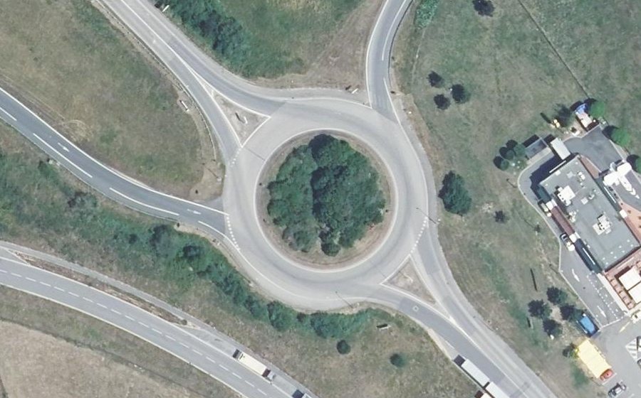 Vue aérienne du Rond-point anonyme n°27036598