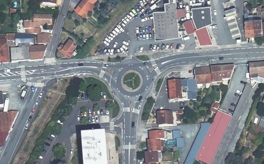 Vue aérienne du Rond-point anonyme n°270372585