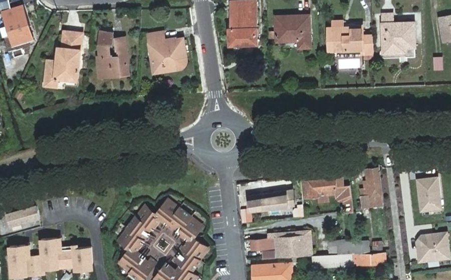 Vue aérienne du Rond-point anonyme n°270412406