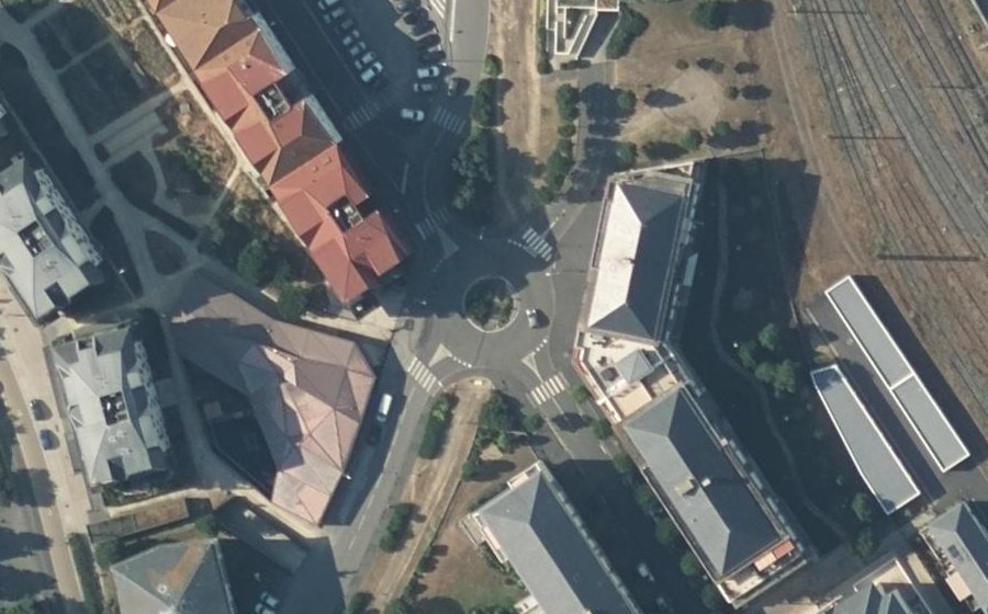 Vue aérienne du Rond-point anonyme n°270439479