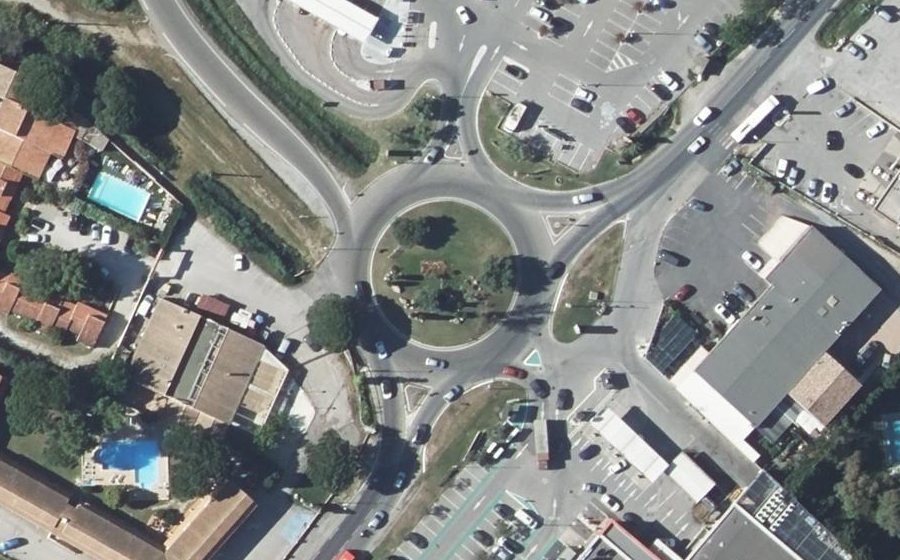 Vue aérienne du Rond-point anonyme n°27047269