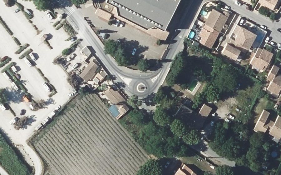 Vue aérienne du Rond-point anonyme n°27047476