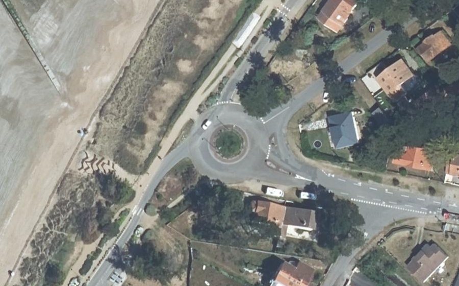 Vue aérienne du Rond-point anonyme n°27048649